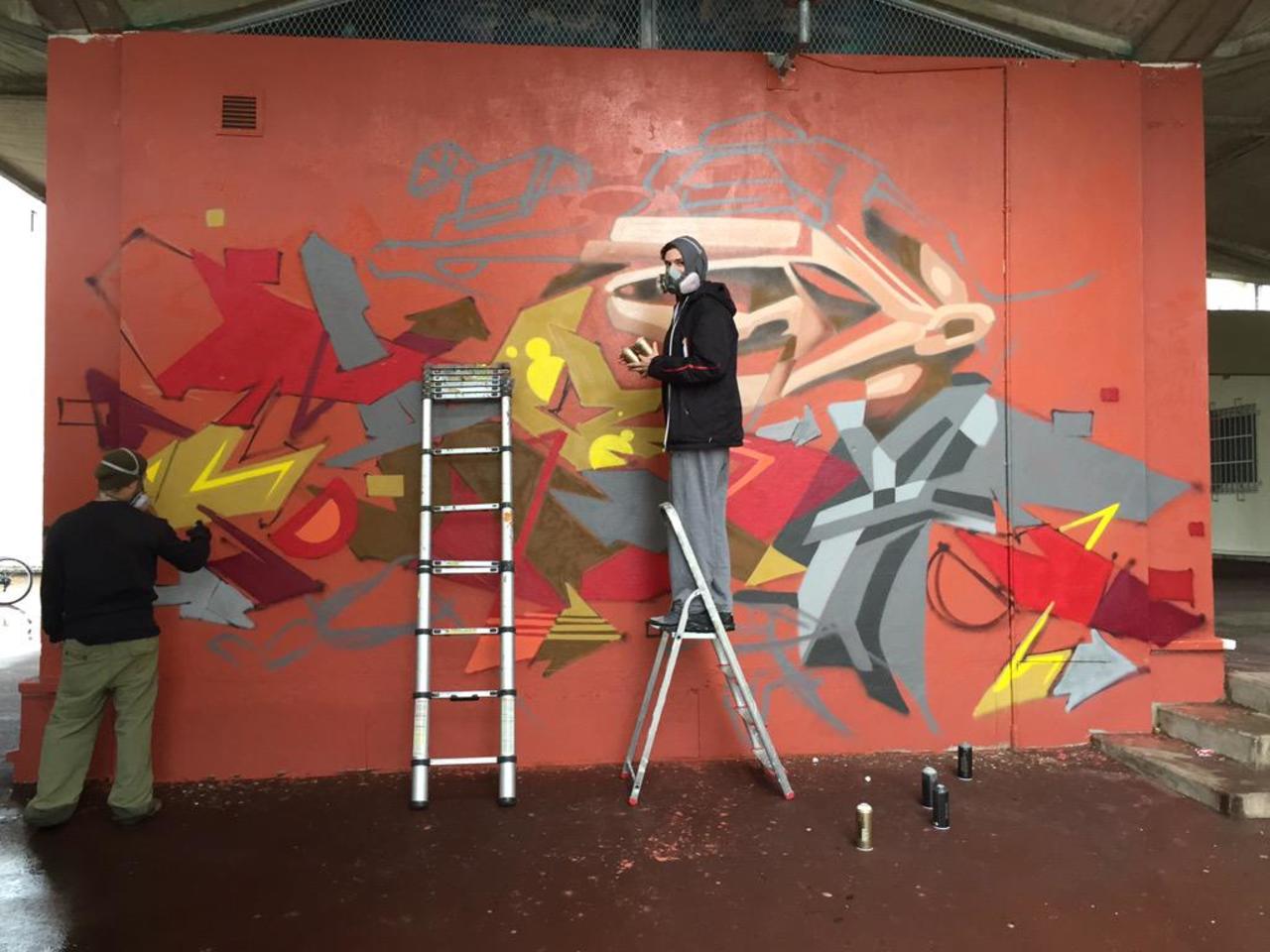 La pluie n'arrête pas les artistes de #Vitry. @takt et @tacos au travail. #graffiti #mural http://t.co/2l6iLbtwqT