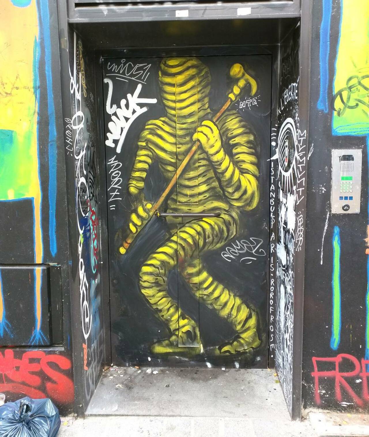 #Paris #graffiti photo by @alphaquadra http://ift.tt/1KOsgdQ #StreetArt http://t.co/zCupyH0bPd