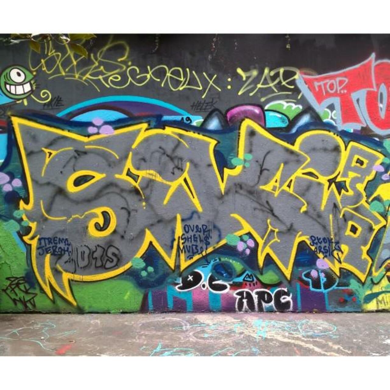 #Paris #graffiti photo by @maxdimontemarciano http://ift.tt/1FYAHGw #StreetArt http://t.co/NbNqRITqVZ