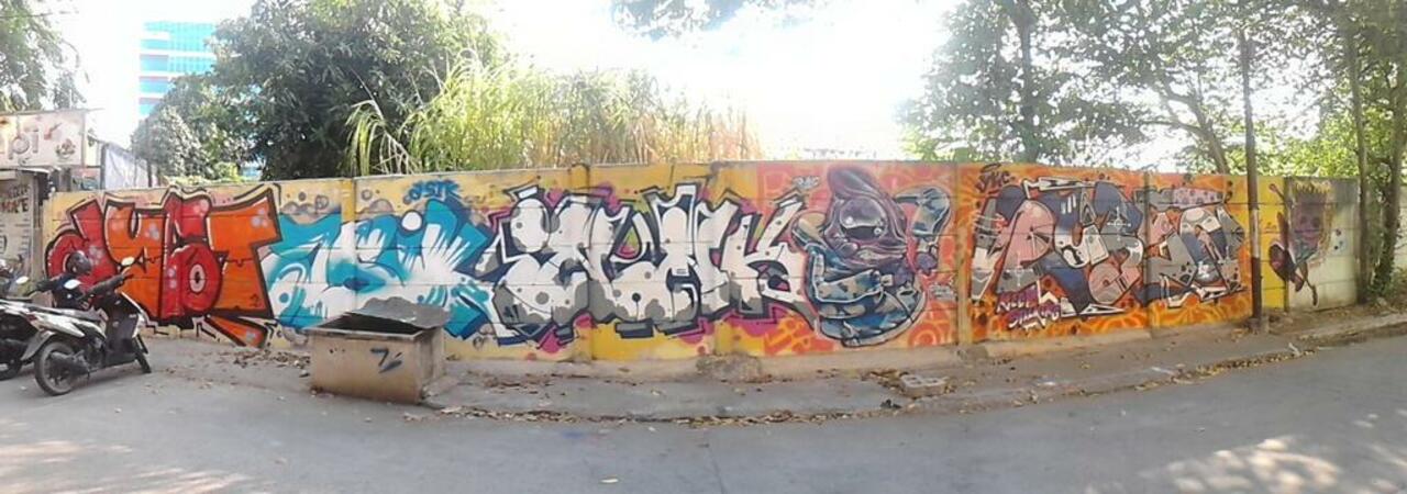 Selamat pagi Semarang! Dyget Asik Imomk03 STO24 Rubso & Ilusi. #graffiti #streetart #mural #semarang . Cc: @I_S_A_D http://t.co/kC40IOe0xO