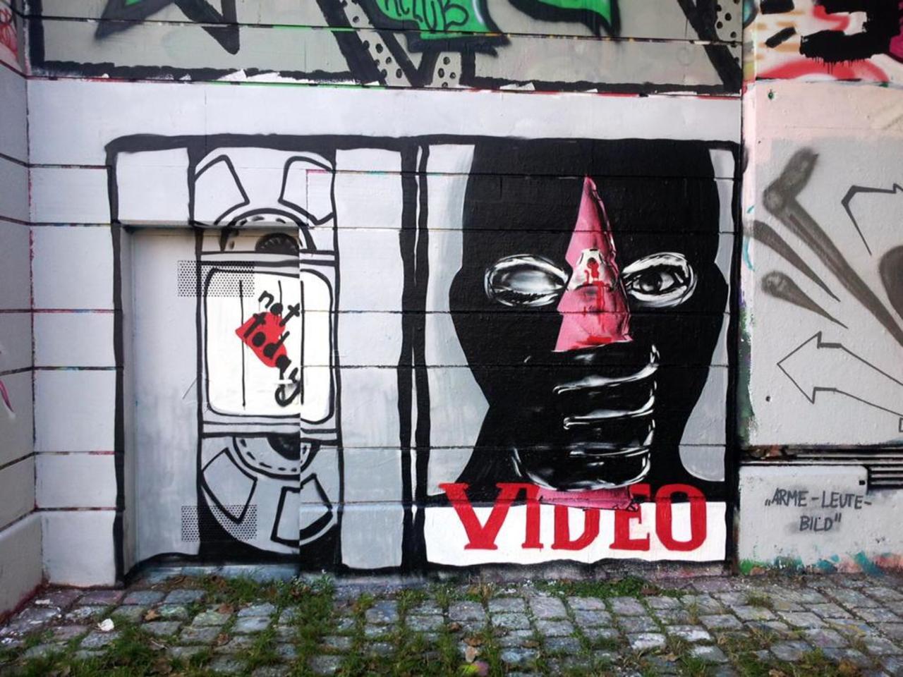 Good morning #graffiti lovers.
#streetart #vienna http://t.co/prk9c0piPF