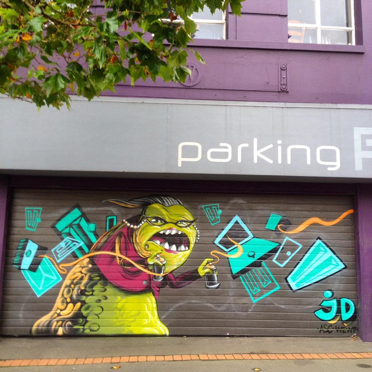 Melbourne artist #jackdouglas giving Dunedin Roz to watch over them #Streetart #graffiti #mural http://t.co/YkRZKWIxv2