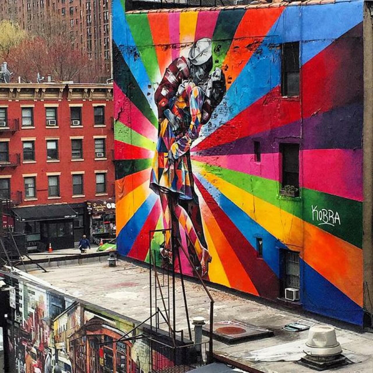RT @five59  @pinkbigmac
Spectrum Kiss #five59 #streetart #graffiti #art #mural #nyc http://t.co/ndQRuravo2