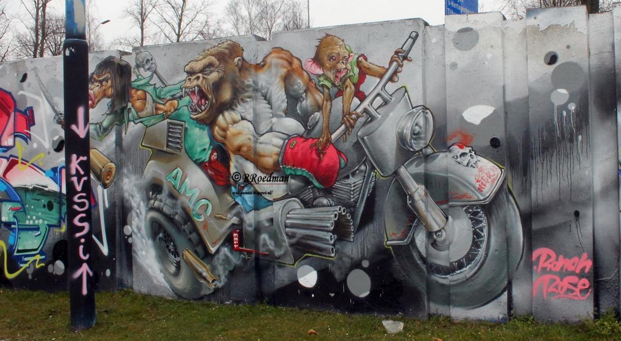"@RRoedman: #streetart #graffiti #mural aggressive monkeys in #Eindhoven,3 pics at  http://wallpaintss.blogspot.nl http://t.co/qG4GQPMJUg"