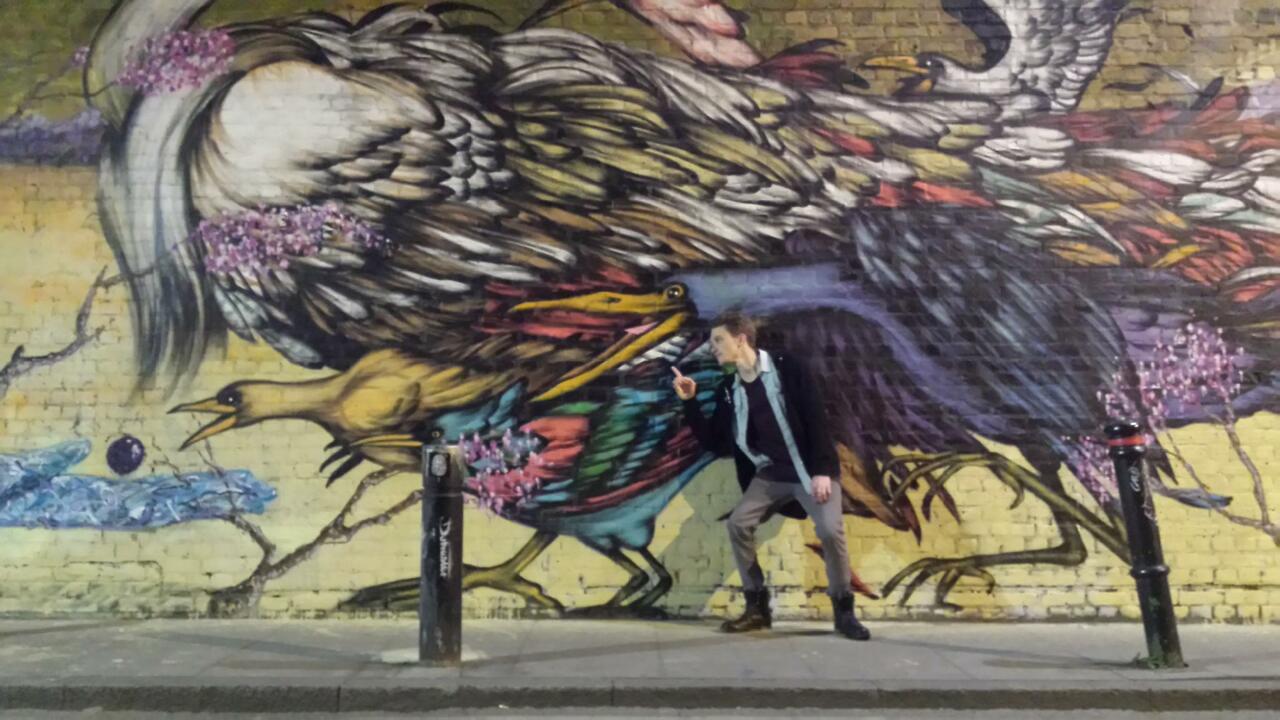 #FelizJueves a todo el mundo! Check out this amazing #art I found in London #artwork #graffiti #photography http://t.co/AHZq50oDrq