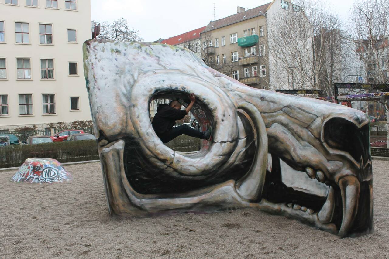 "Old Skull" by Wild Drawing in Berlin. #StreetArt #Graffiti #Mural http://t.co/SzDClsGsui
v/ @thx2111