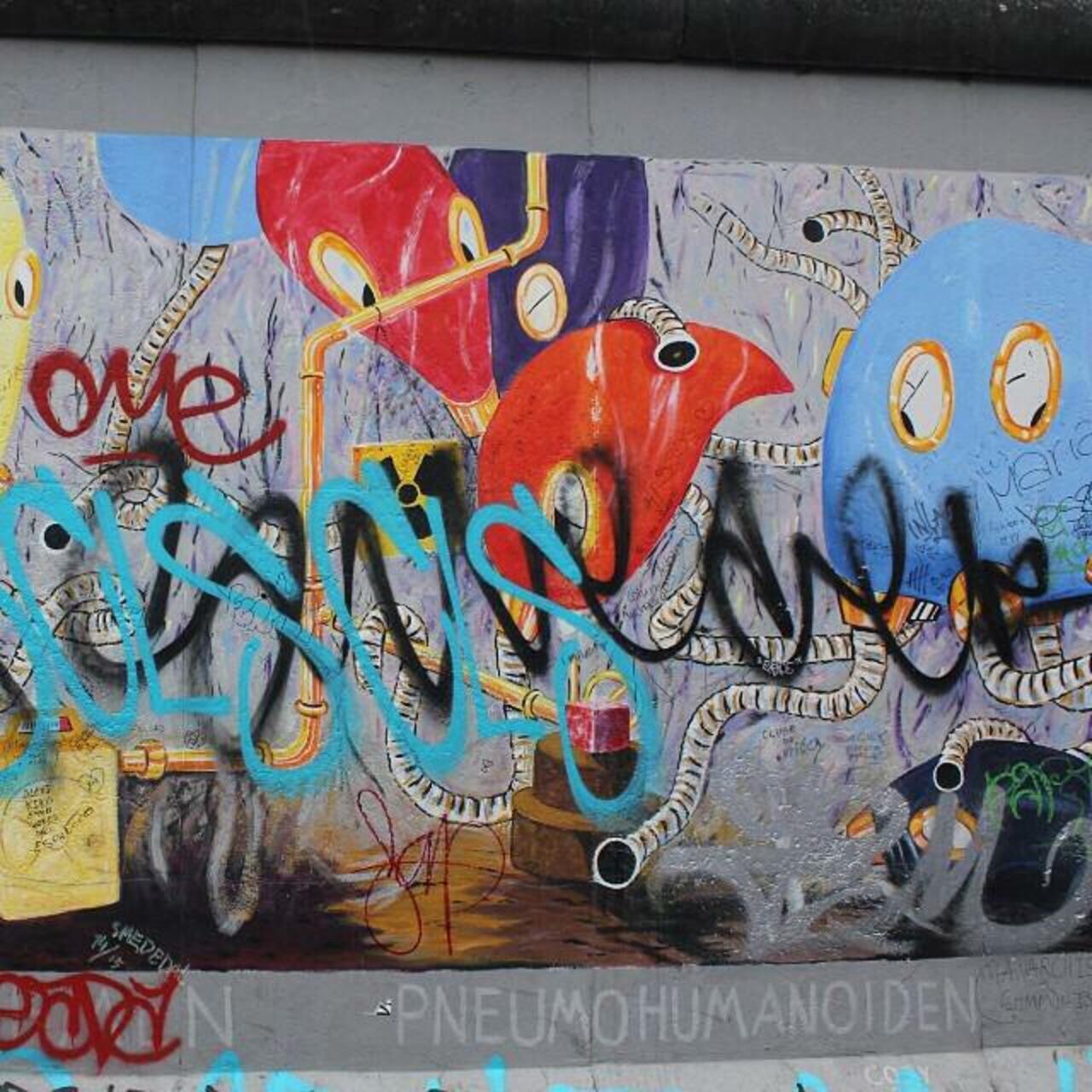 #Berlin #Allemagne #streetart #street #art #urbanart #urbantag #graffiti #streetartberlin #EastSideGallery by becom… http://t.co/PN8wHOd4zN