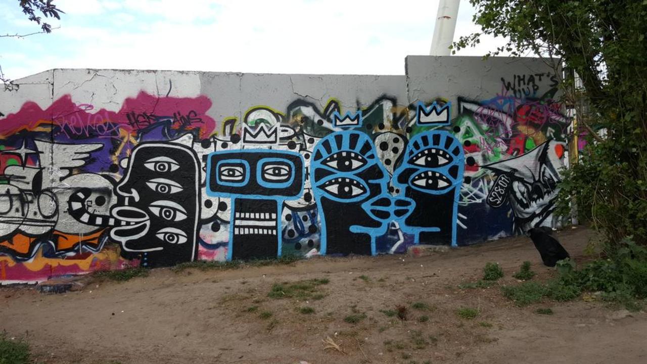 Me and The Berlin Wall, Mauer Park. #graffiti #berlin #streetart #art #berlinwall #mauer #graffitiporn #urban #city http://t.co/5gucSAo2ib