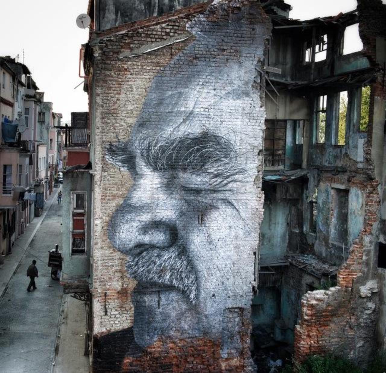 Street Art by JR in Istanbul & after local police painted over it 

#art #arte #graffiti #streetart http://t.co/FNfTKcSzEl