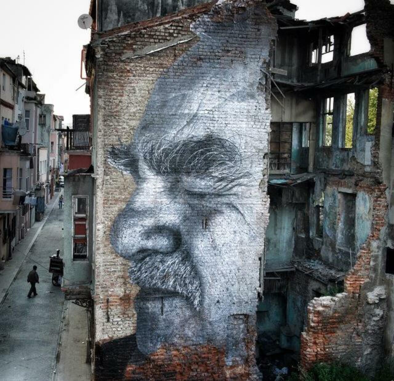 Street Art by JR in Istanbul & after local police painted over it 

#art #arte #graffiti #streetart http://t.co/8j16qAljU1