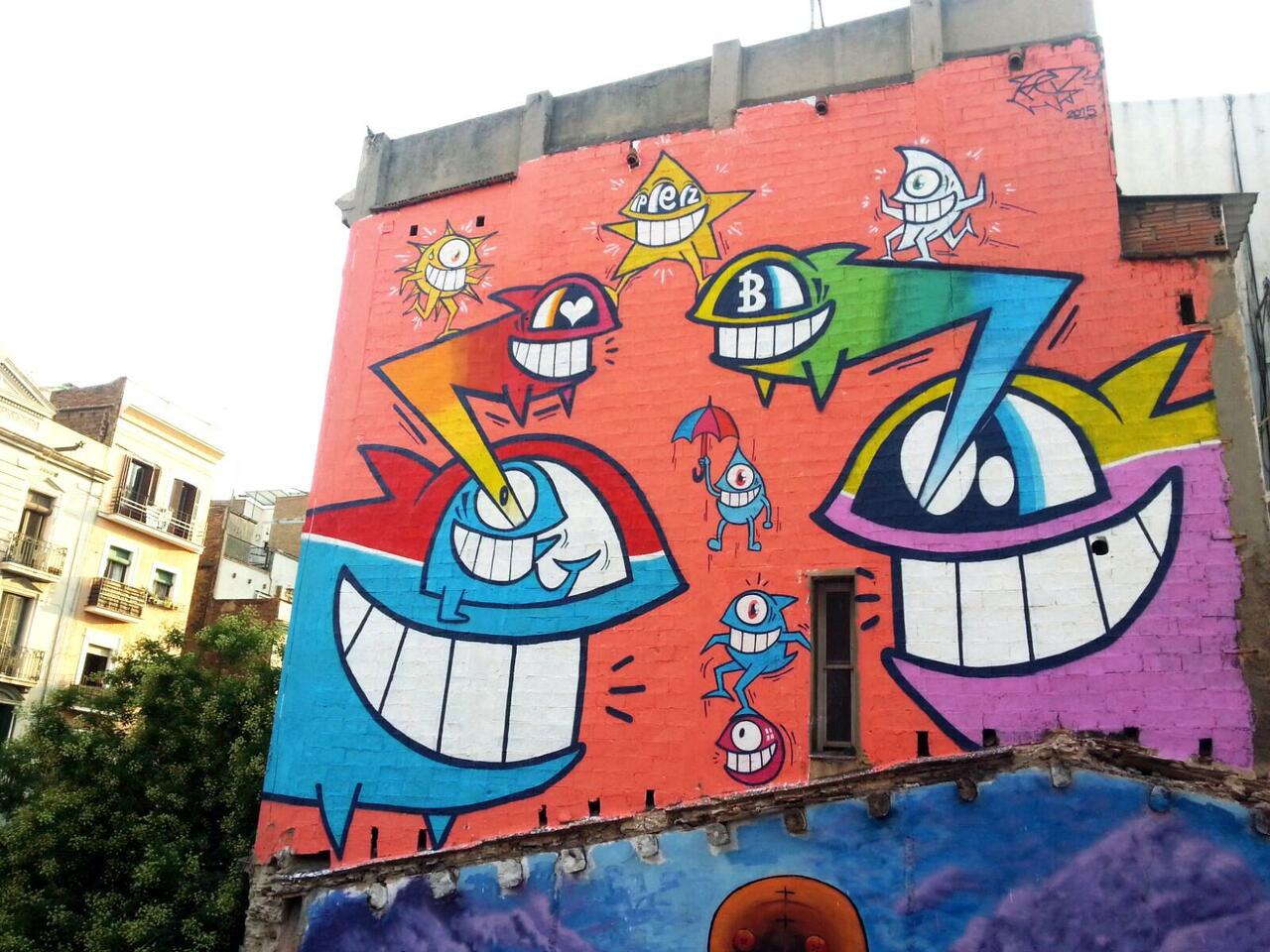 PEZ paints a new mural in Barcelona, Spain. #StreetArt #Graffiti #Mural http://t.co/oE1vaujirK