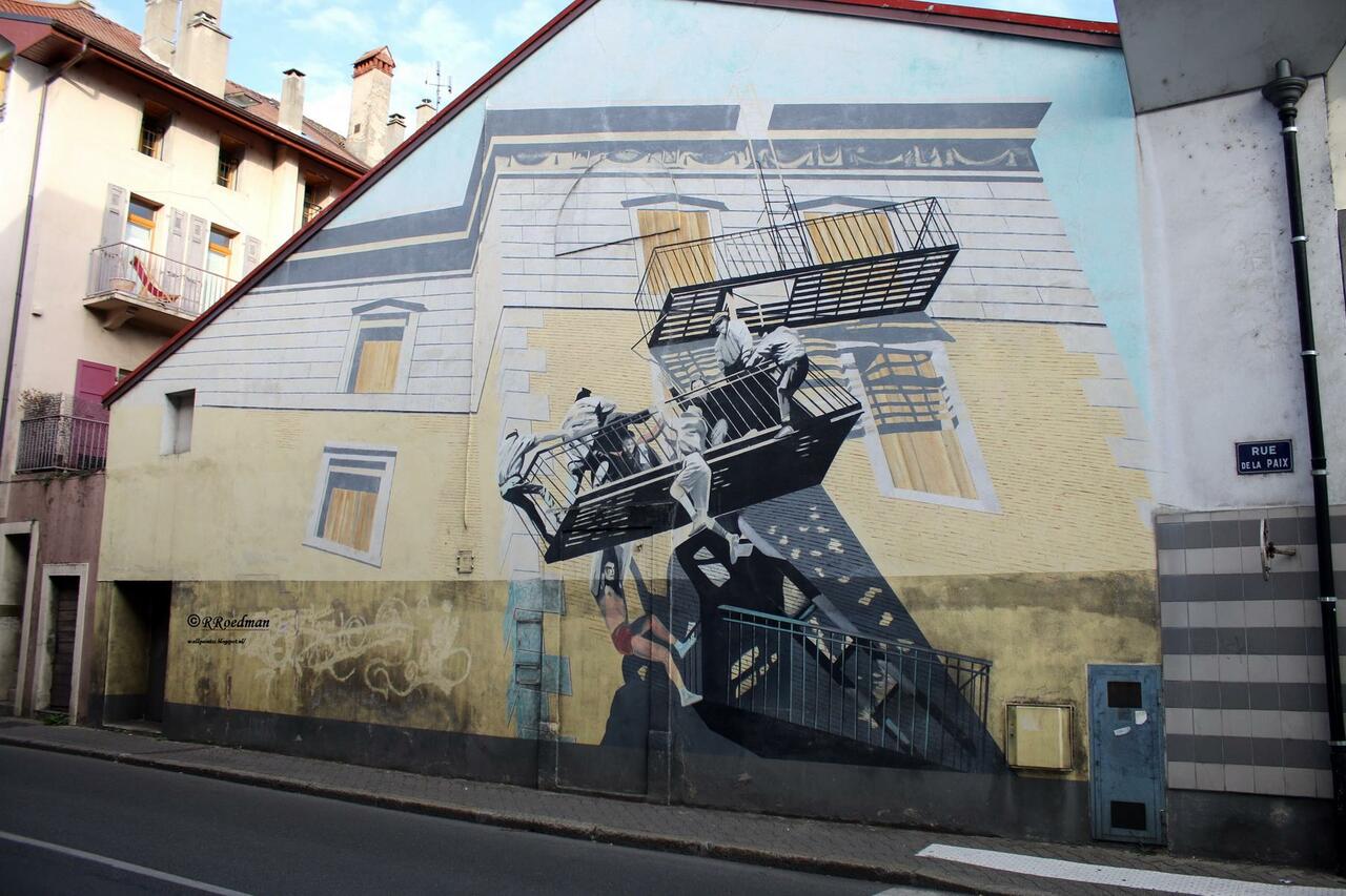 #streetart #graffiti #mural falling down in Thonon-les-Bains #France ,3 pics at http://wallpaintss.blogspot.nl http://t.co/3H1r17GZVN