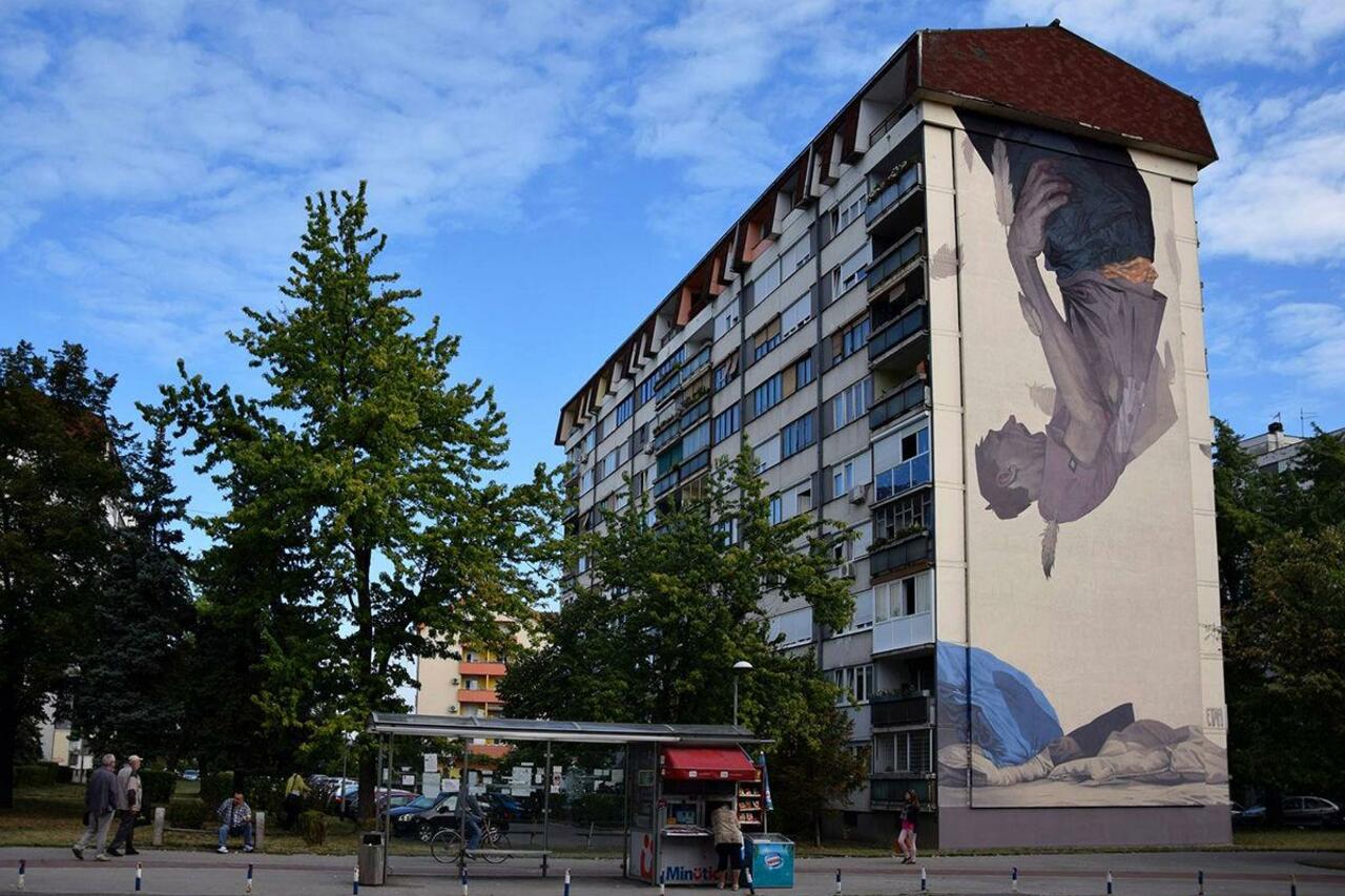 RT @oldskull: Icaro es el nuevo mural que se han marcado en #Bosnia el duo polaco ETAM cru #streetart #graffiti http://t.co/Lg9ZH3S2Ms