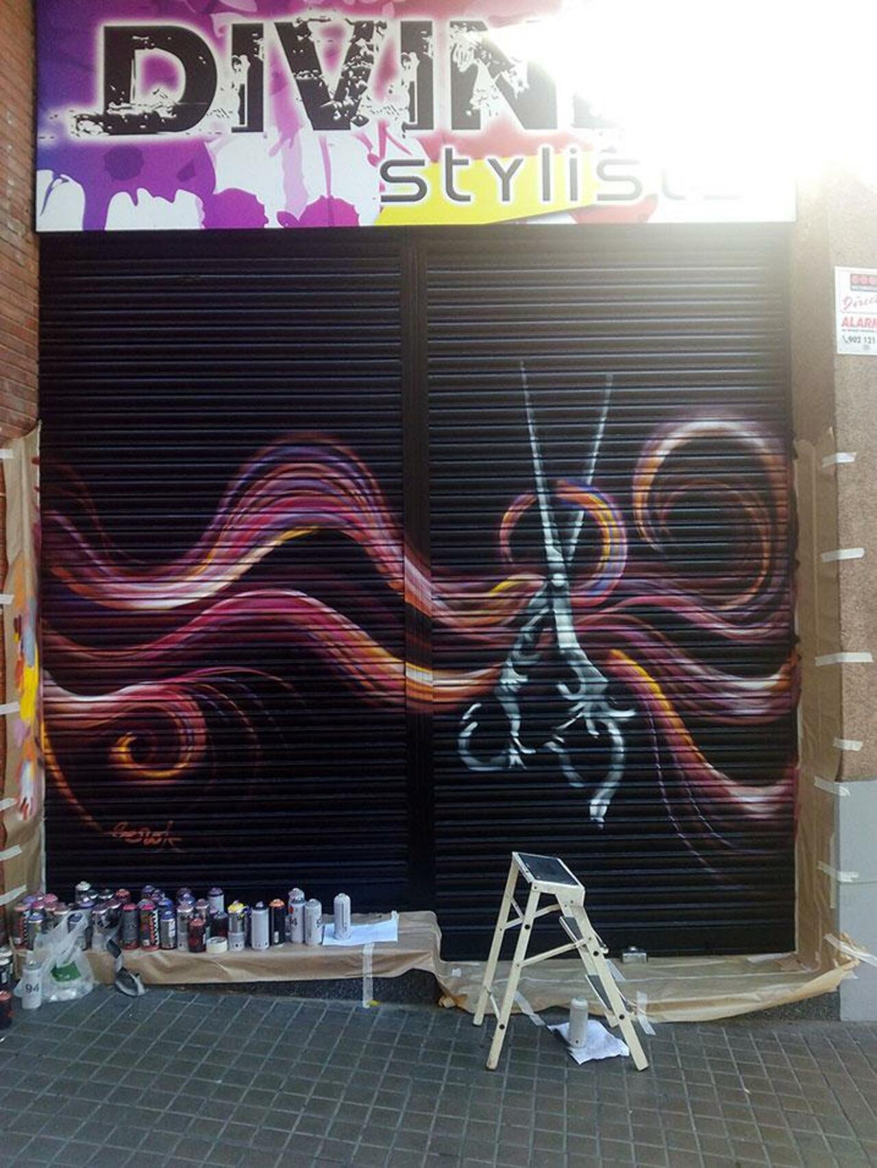 Decoración #graffiti mural en persiana de peluquería Divine Stylists.
#arteurbano http://t.co/UPmQGjpCAP