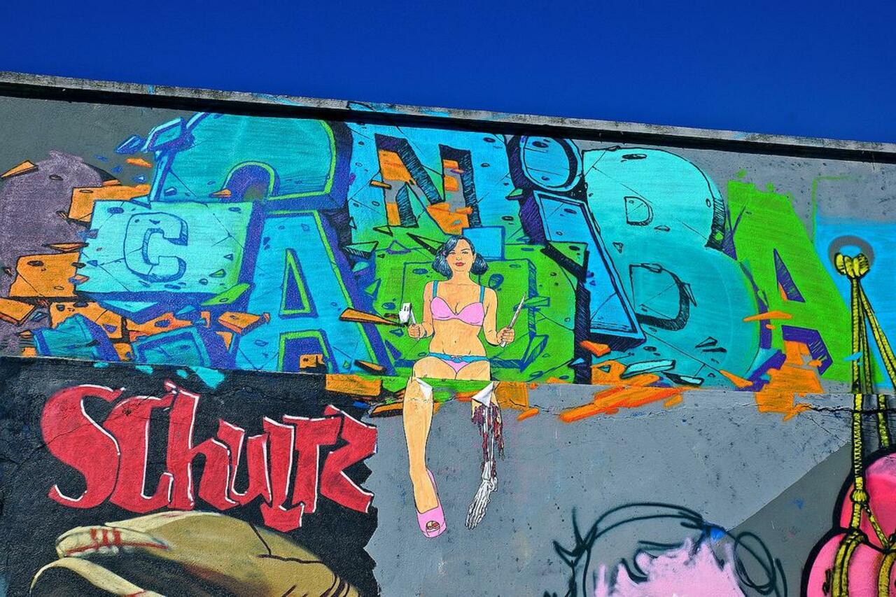Street Art by anonymous in #Montreuil http://www.urbacolors.com #art #mural #graffiti #streetart http://t.co/QG6ZKK2Nep