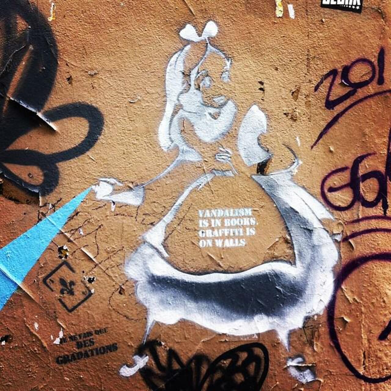 #Paris #graffiti photo by @benstagramin http://ift.tt/1O0uz3w #StreetArt http://t.co/PiUe6JvPQl