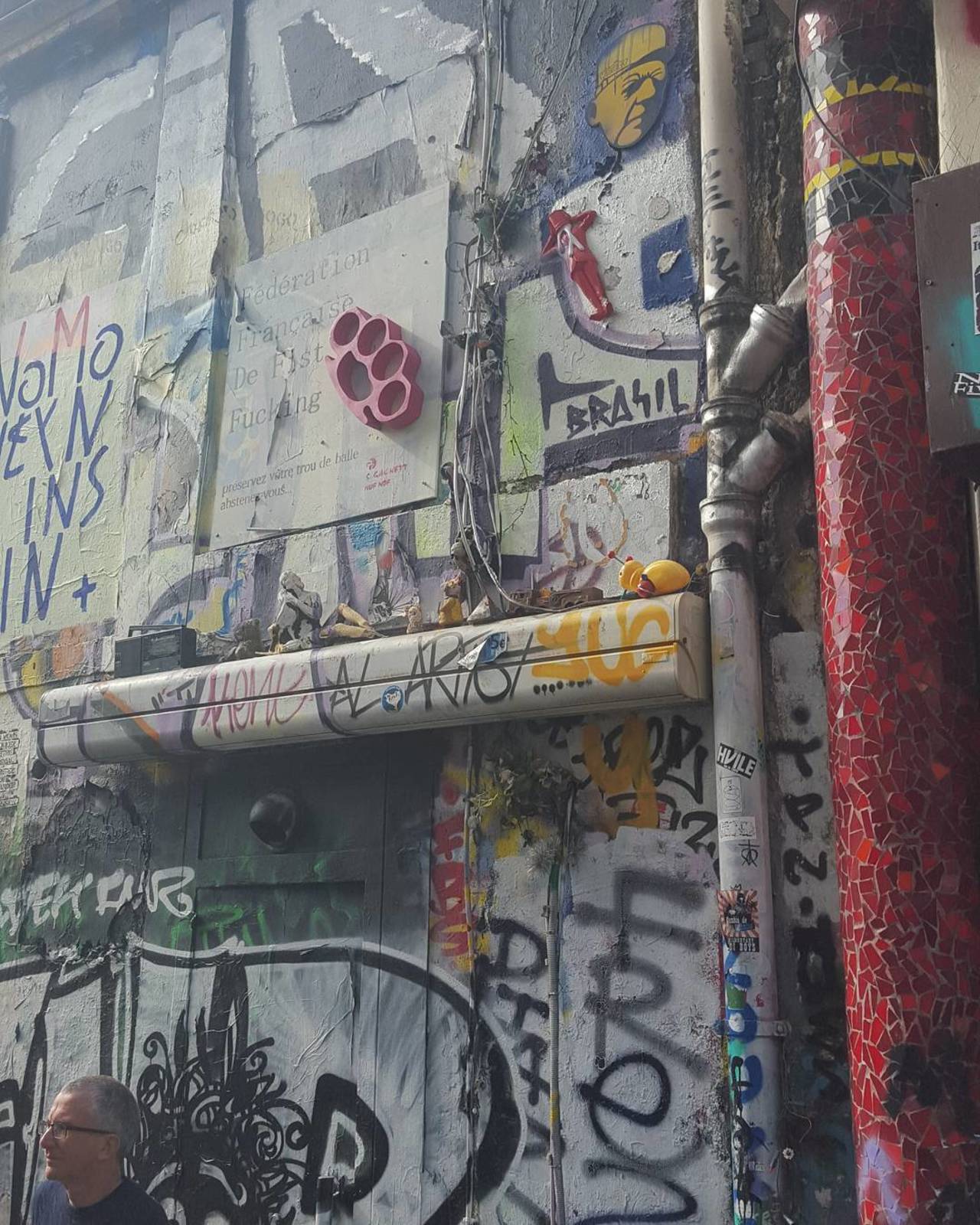 #Paris #graffiti photo by @jdewey67 http://ift.tt/1KWZHhR #StreetArt http://t.co/5knhCyavrP