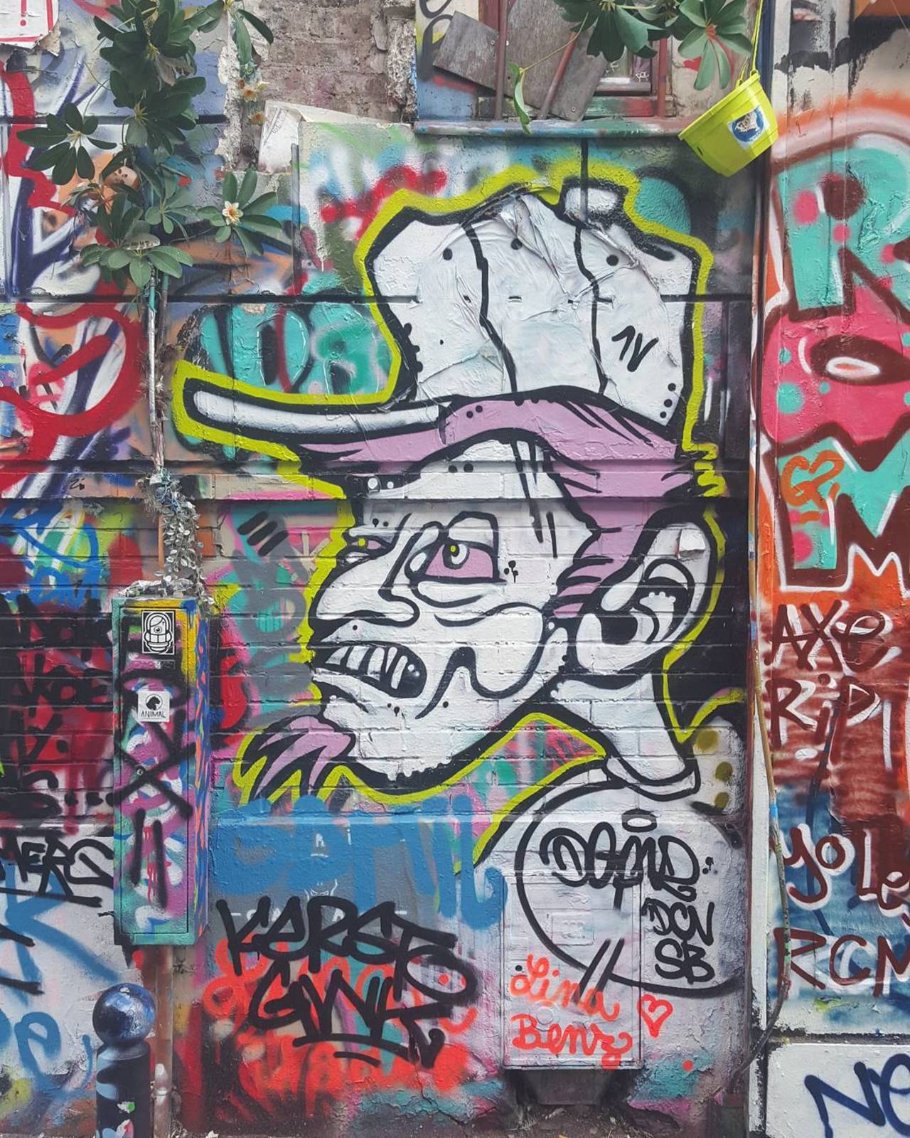 #Paris #graffiti photo by @jdewey67 http://ift.tt/1KWZKtW #StreetArt http://t.co/JA1kixoyJa