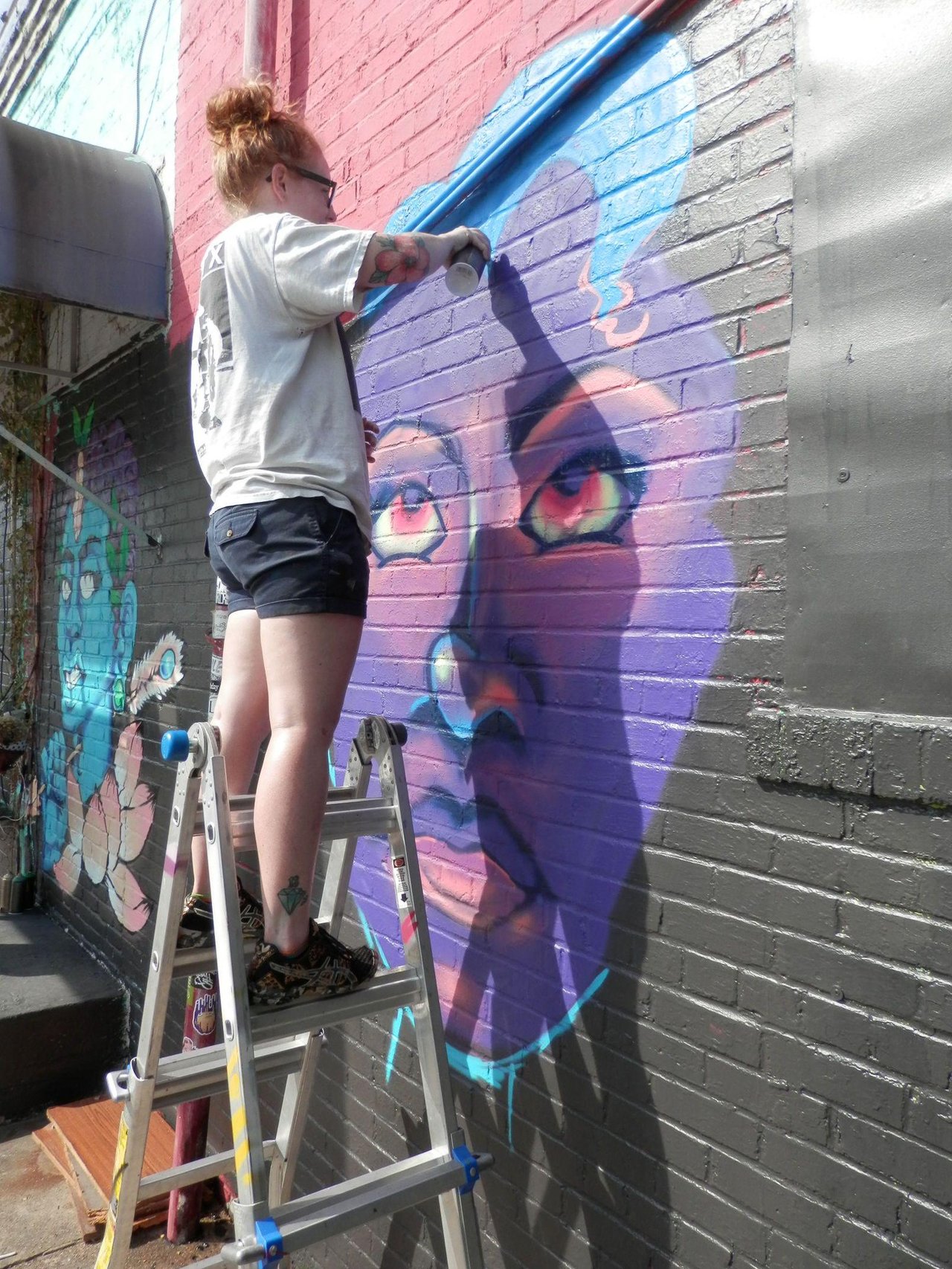 #Houston #Graffiti #Streetart Clear works in the famous Houston heat all day Saturday working on her piece. http://t.co/bxLZLrvuzm