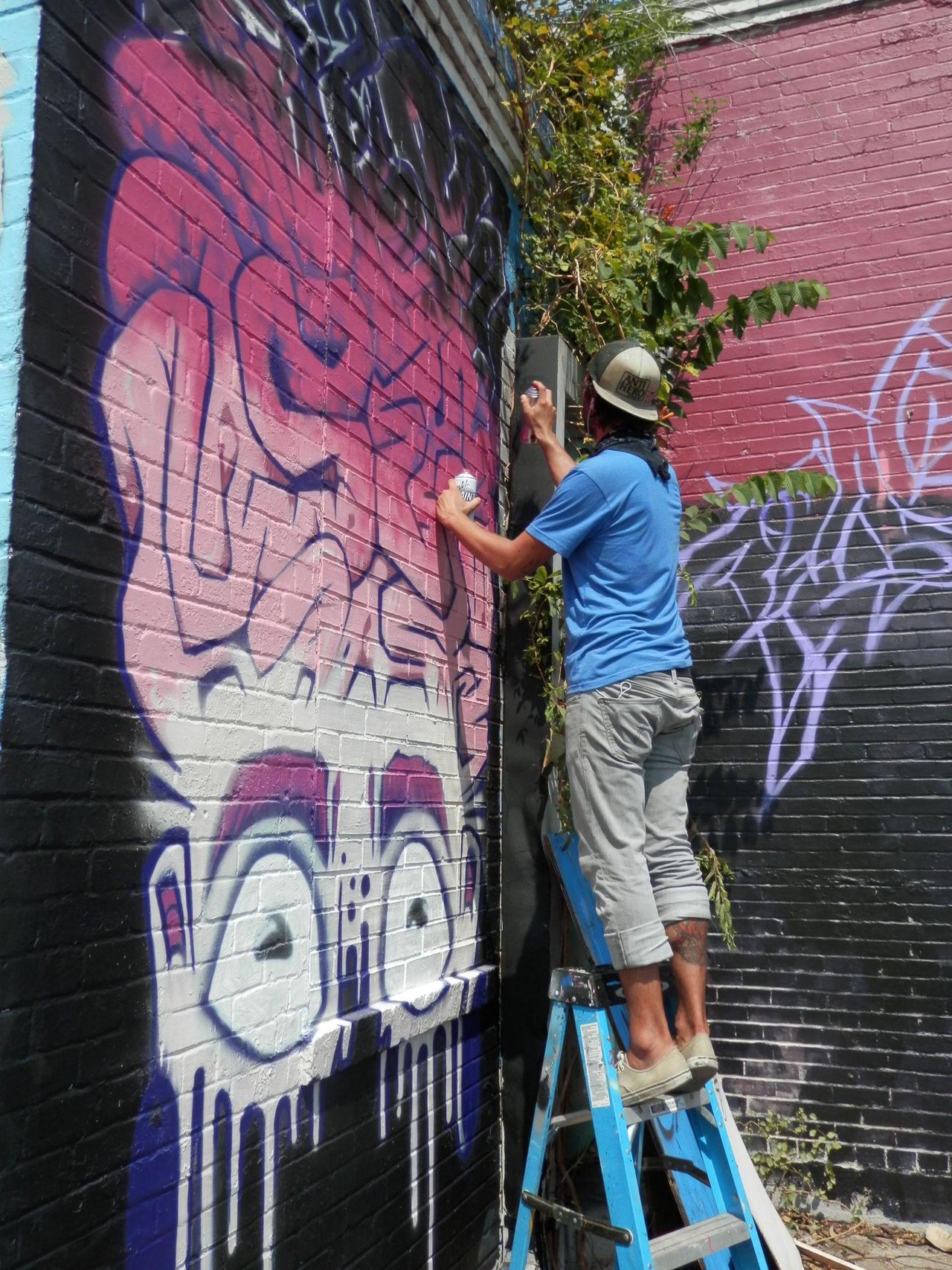 RT @JohnRMoffitt: #Houston #Graffiti #Streetart Man with Pencil was up here from Austin, working at Meeting of Styles all day Saturday. http://t.co/Djoq0ESf0G