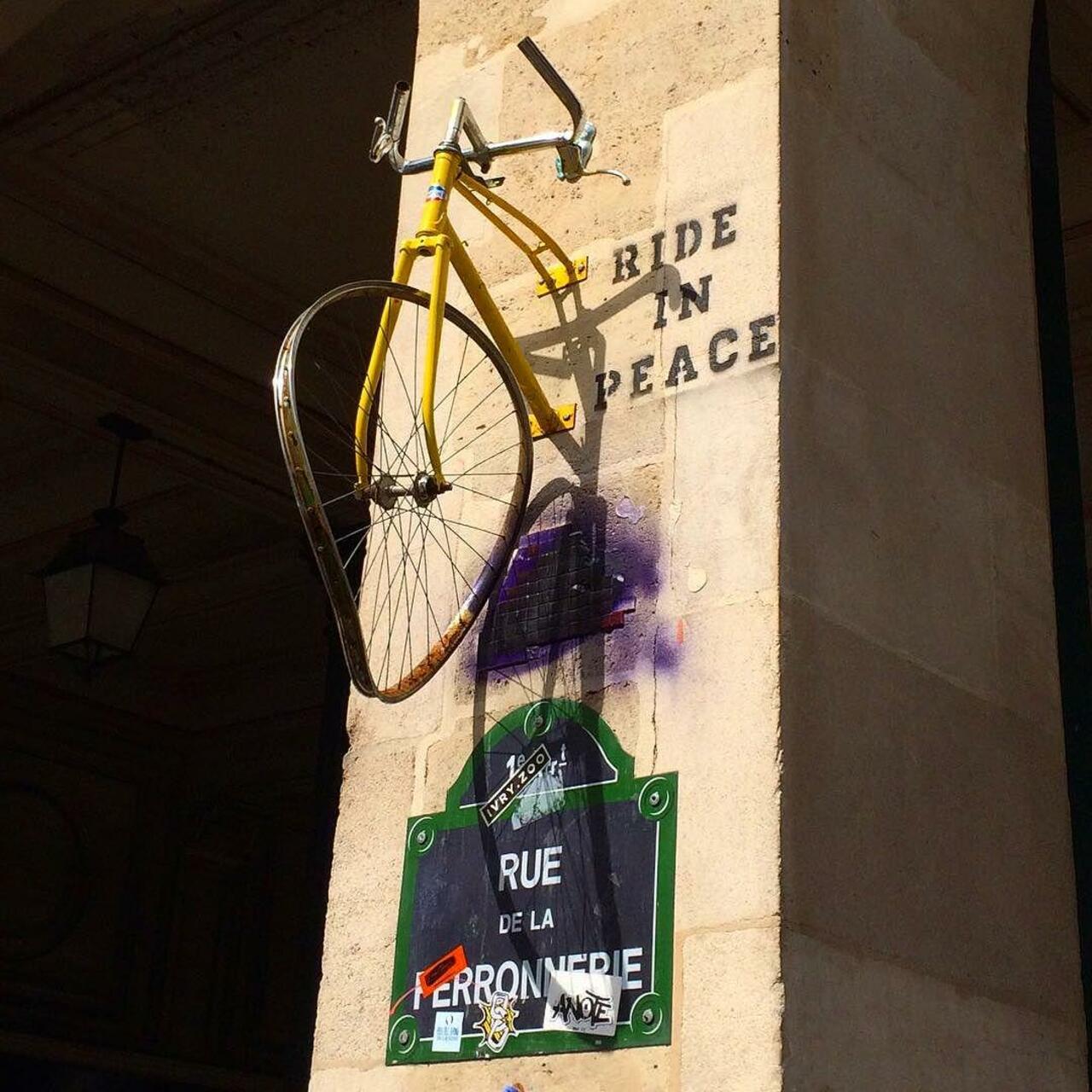 circumjacent_fr: #Paris #graffiti photo by tear27 http://ift.tt/1Vk0xXu #StreetArt http://t.co/NyCsbd17fD
