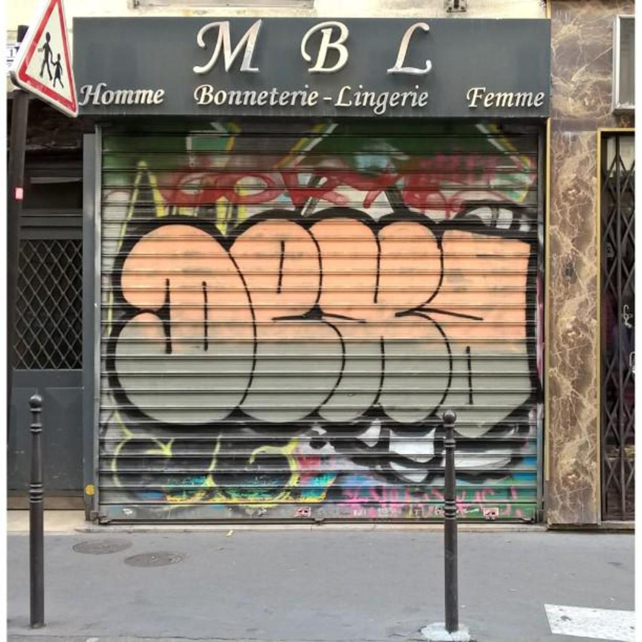 #Paris #graffiti photo by @maxdimontemarciano http://ift.tt/1YK7IMY #StreetArt http://t.co/P1klY81Z4g