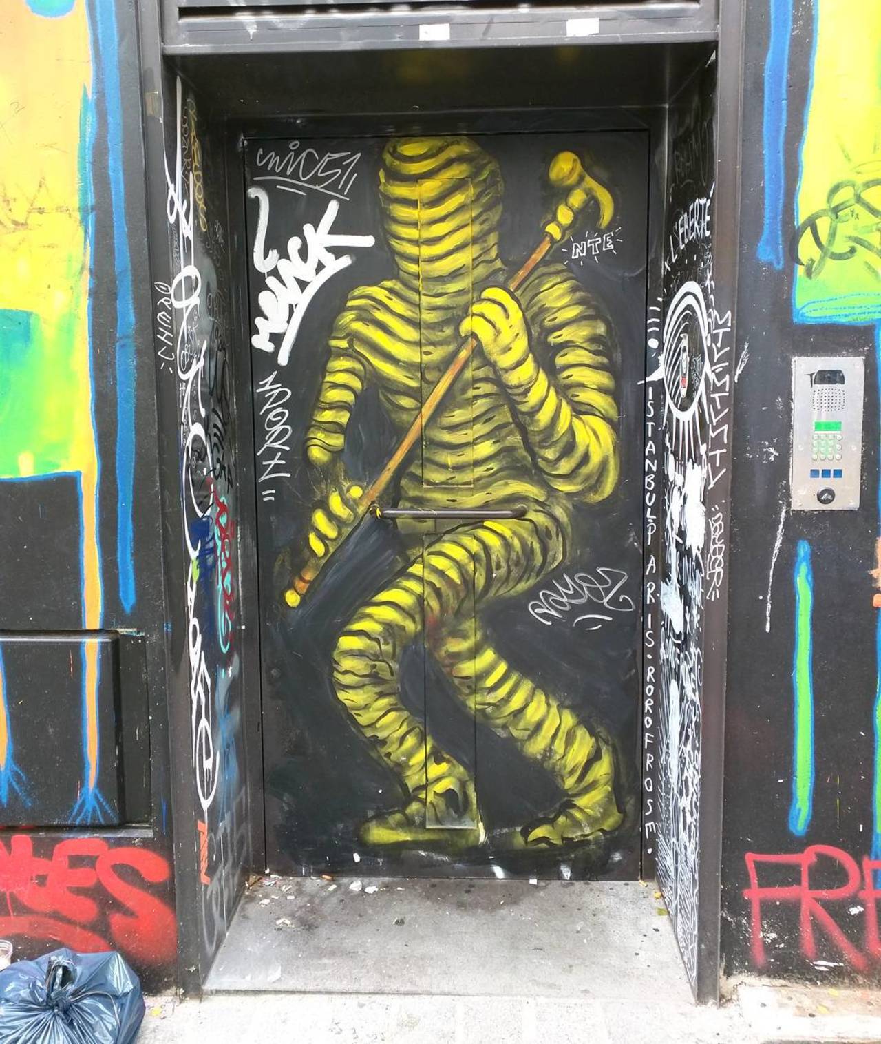 circumjacent_fr: #Paris #graffiti photo by alphaquadra http://ift.tt/1KOsgdQ #StreetArt http://t.co/zXCL6CaiNk