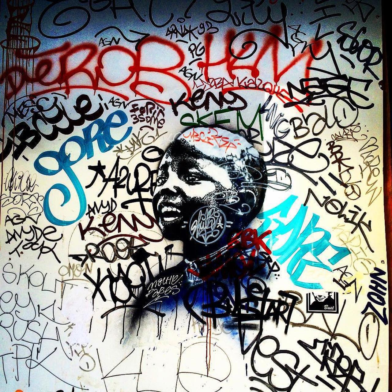 circumjacent_fr: #Paris #graffiti photo by tamaria77 http://ift.tt/1FDxU5H #StreetArt http://t.co/JjphQyvPuf