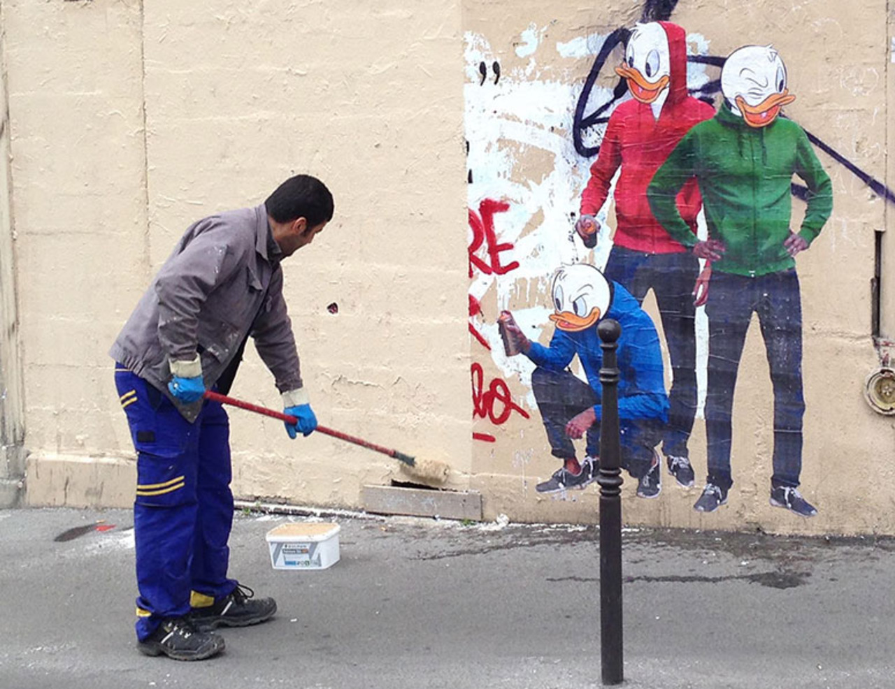 ColinStephens8: RT _inkster_: This is too #funny! #Graffiti removal guy gets turned into #streetart in #Paris … http://t.co/dXZxoqziwI