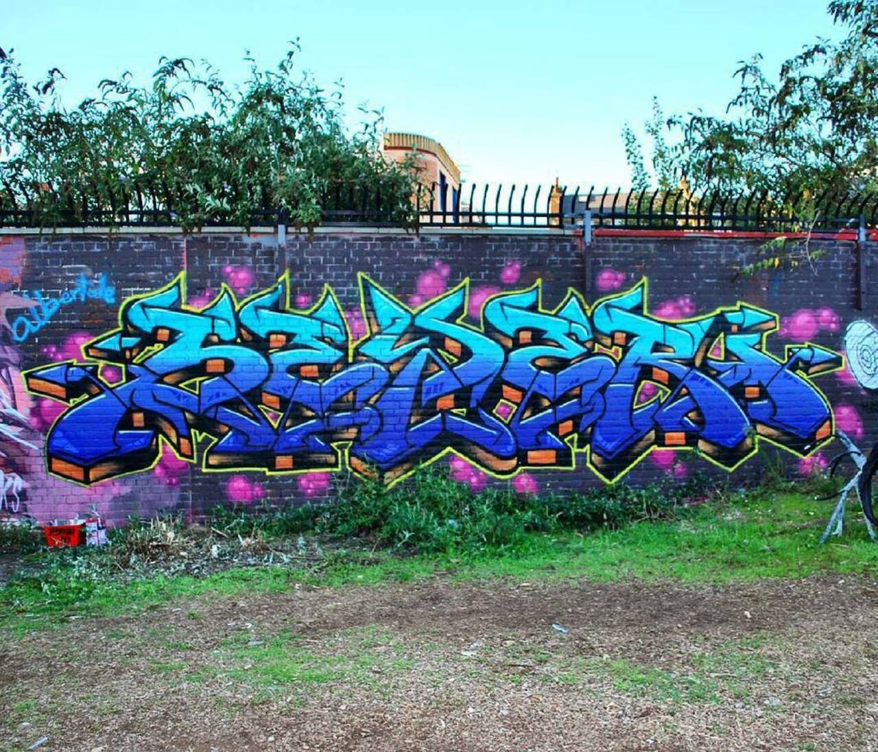Graffiti art  
#Graffiti #StreetArt #UrbanArt #WhoDidThis #NomadicCommunityGarden #BrickLane #Shoreditch #London #… http://t.co/UxYlQWKDnh