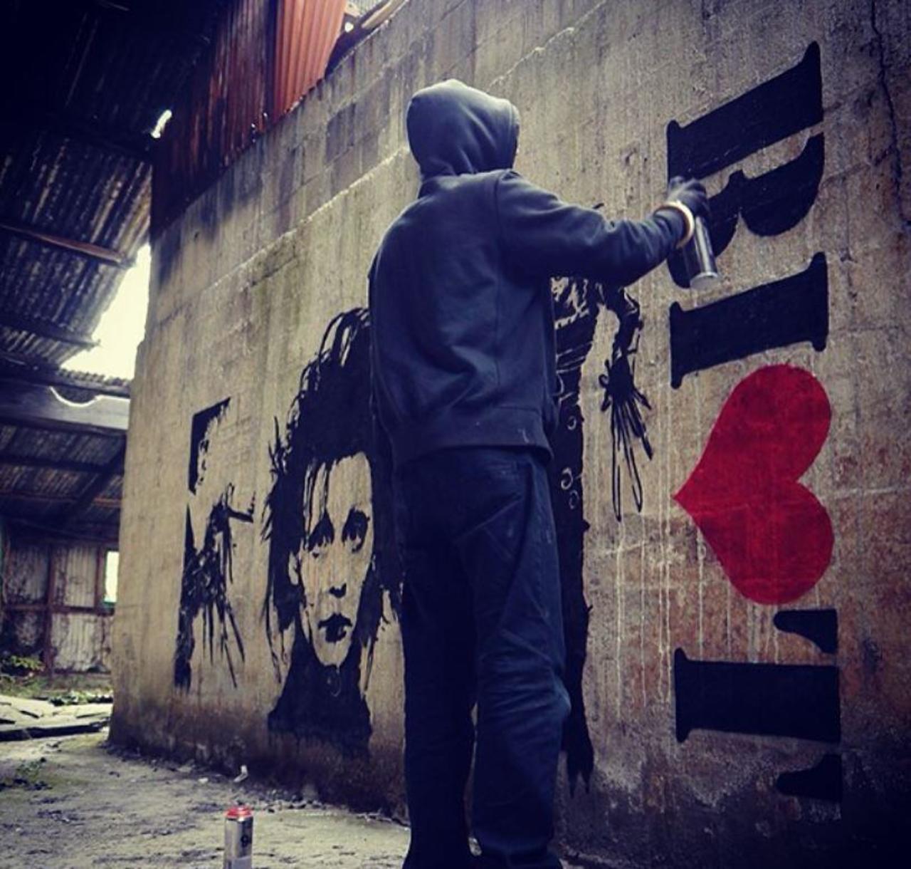 RT @5putnik1: Edward Scissorhands / Riot • #streetart #graffiti #art #funky #dope . : http://t.co/3xtevulawc