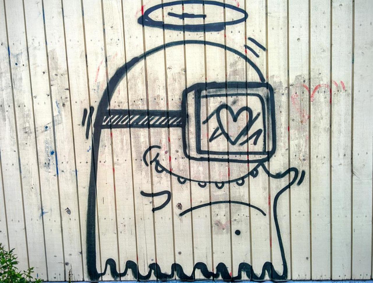 Happy alien in love?  #Turku #Portsa #Suomi #Finland #Streetart #Graffiti #Urban #Alien http://t.co/toiUKwxqWf