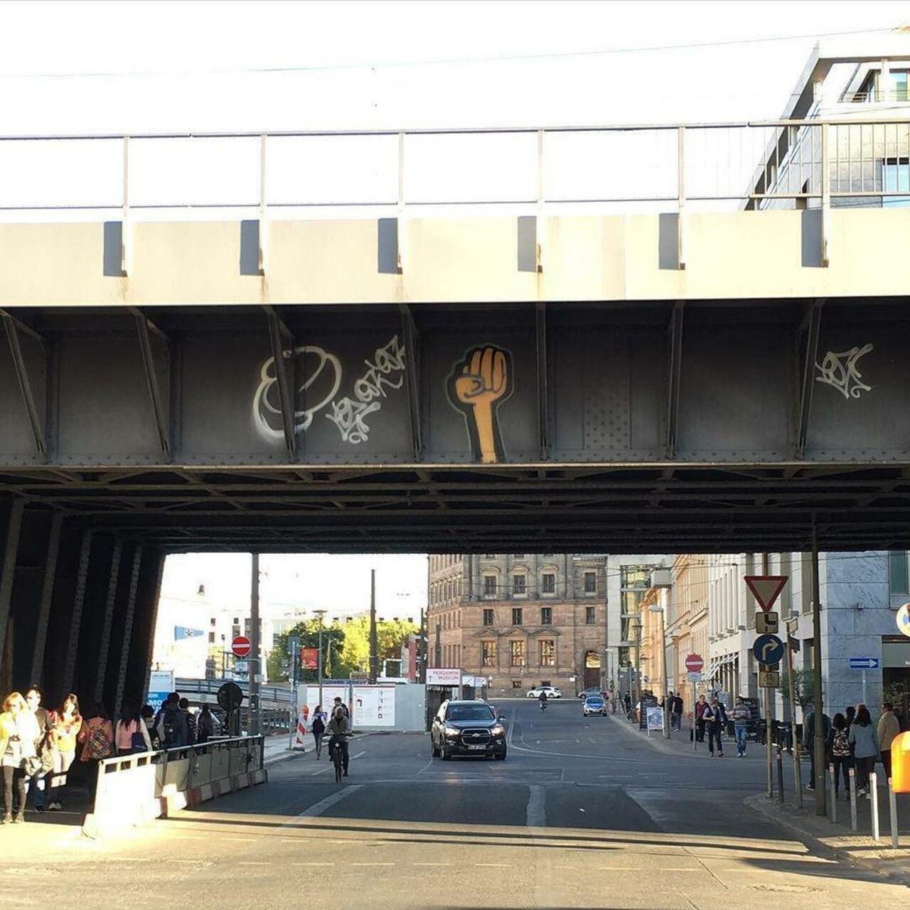 #kripoe #streetart #streetartberlin #berlinstreetart #urbanart #berlin #graffiti #spraypaint #fist by marants http://t.co/Fwmbv4XZm7