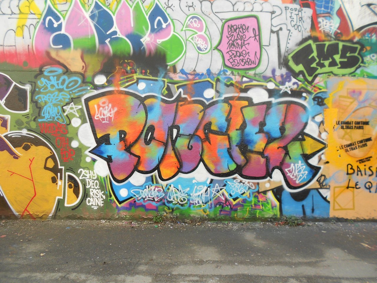 Les Frigos, Paris #streetart #graffiti #paris #urbanart cc @vidos http://t.co/pfmrvJ0cR0