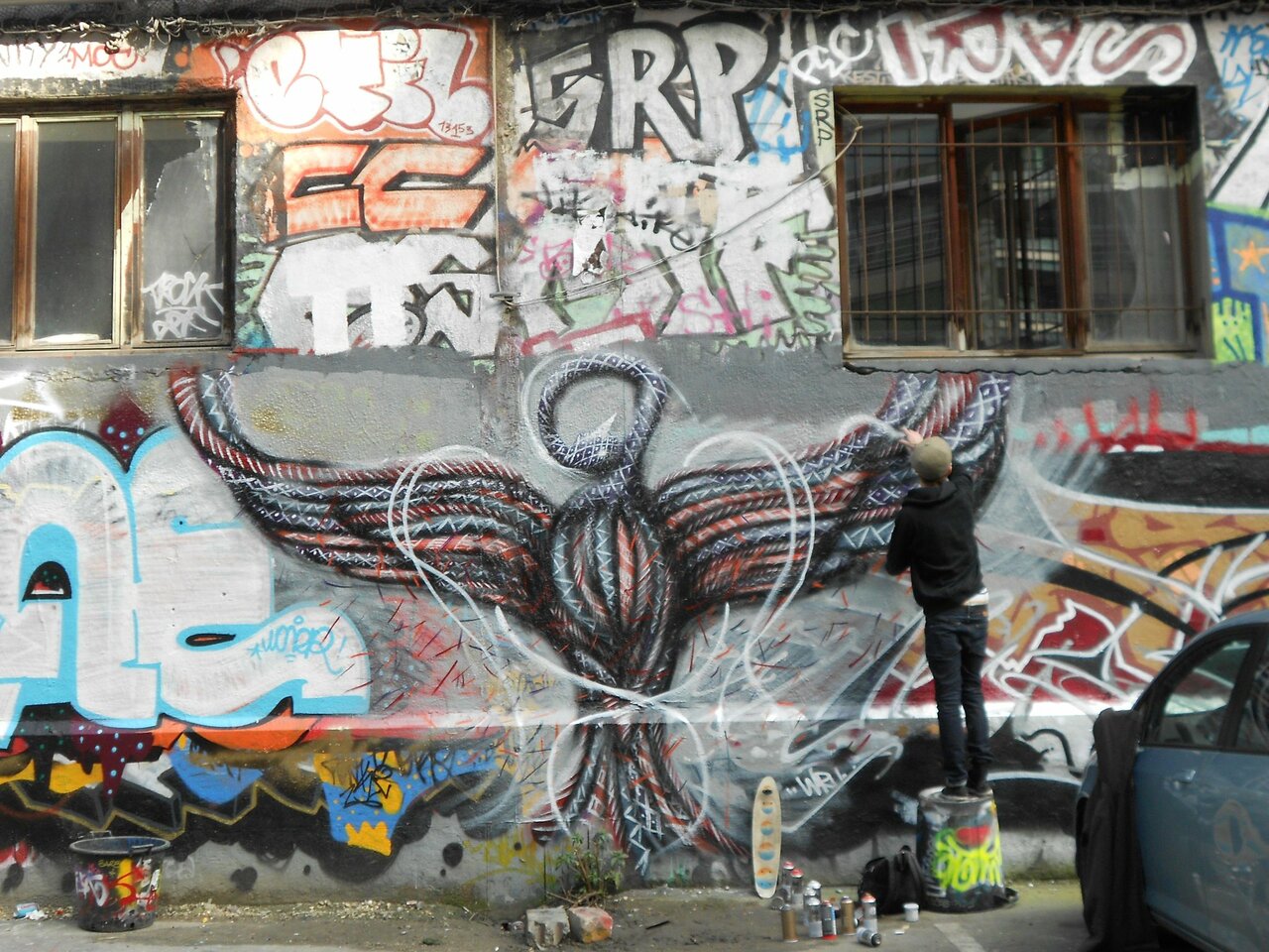 Les Frigos, Paris #streetart #graffiti #paris #urbanart http://t.co/CoeFiPaOH8