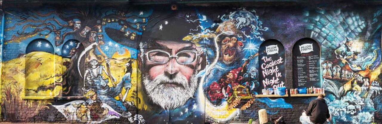 If you're in #London go check out this mural off Brick Lane, read why: http://buff.ly/1WtiCVg #graffiti #streetart http://t.co/vstIjiFxAe