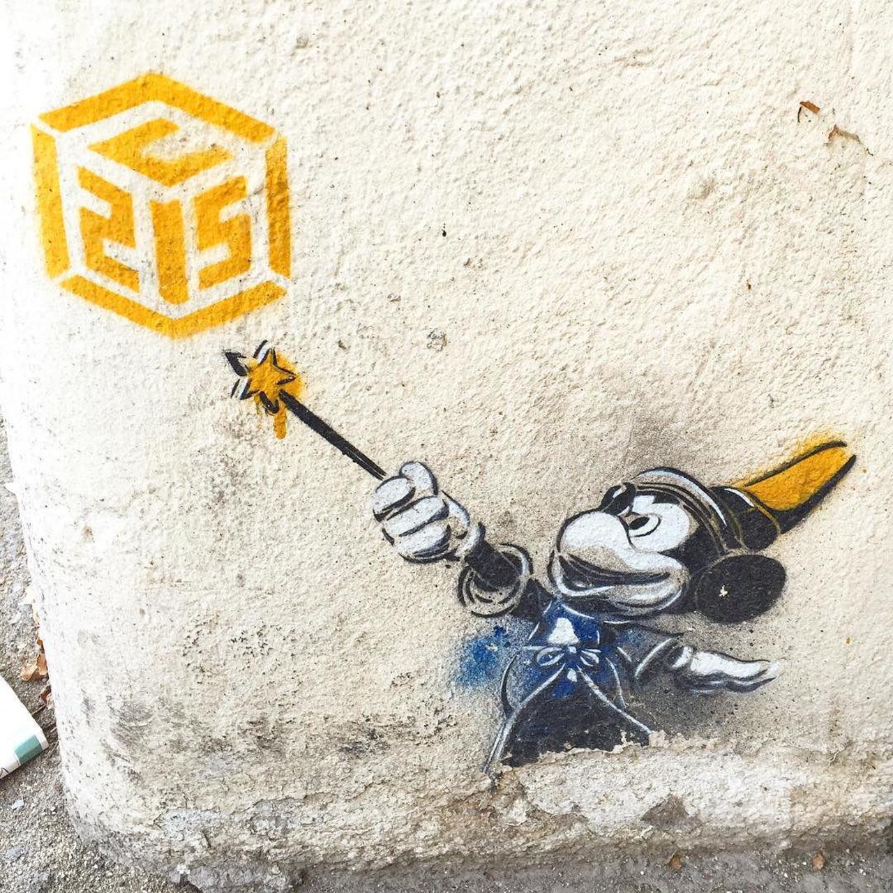 #Paris #graffiti photo by @jeanlucr http://ift.tt/1KZeyoH #StreetArt http://t.co/9ReWGjN58u