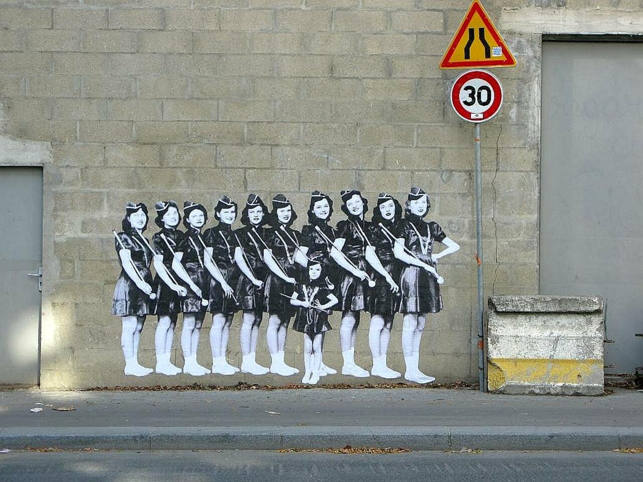 Street Art by Leo & Pipo in #Paris http://www.urbacolors.com #art #mural #graffiti #streetart http://t.co/0jJAFHOpGi