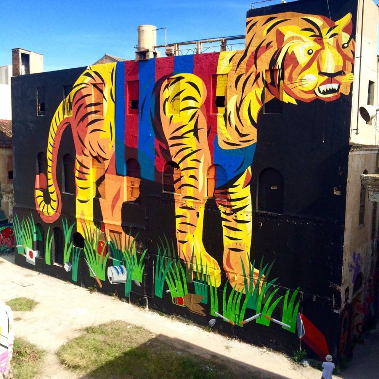 Franco Fasoli 'JAZ' paints a new mural in Barcelona, Spain. #StreetArt #Graffiti #Mural http://t.co/DwrEOlSo8B