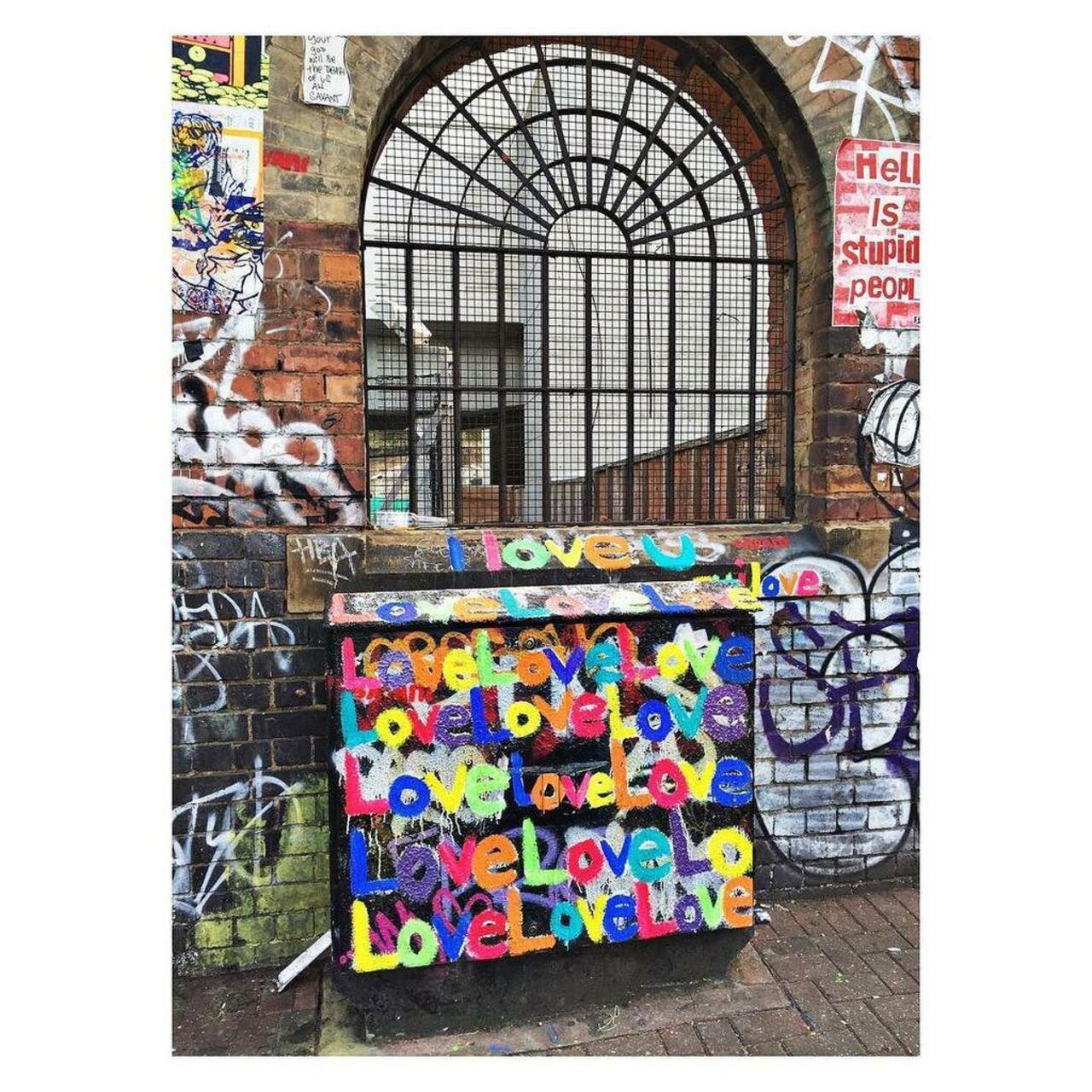 Grey rainy dayz with a splash of neon =  #love #streetart #graffiti #welovestreetart #london #rain #bricklane #eas… http://t.co/vIBkUskIBh