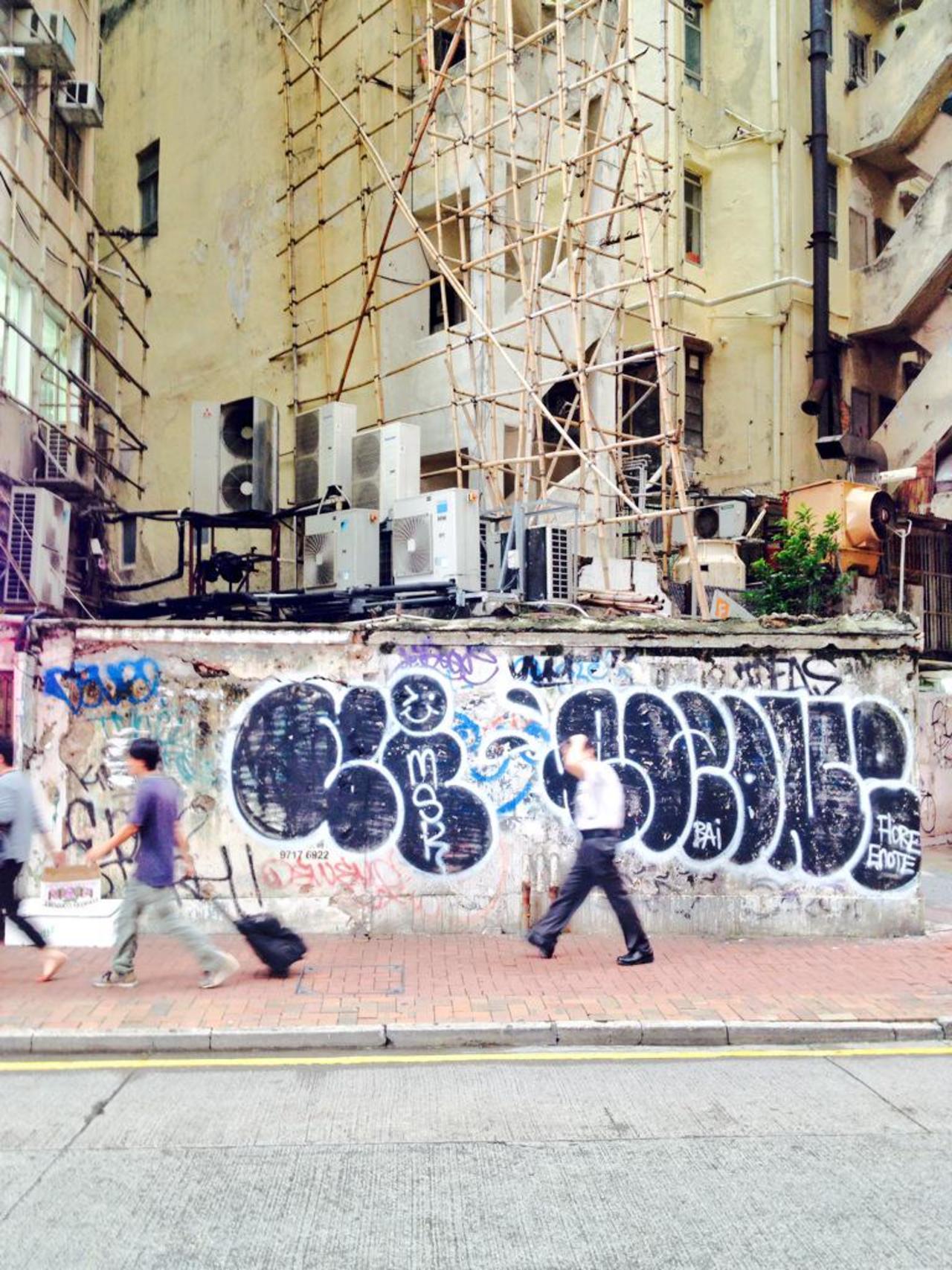 Man scratches head / drags bag
#streetart #streetphotography #graffiti #bigwalls #HongKong #streetphoto #poximity http://t.co/H4uBMX6KZB