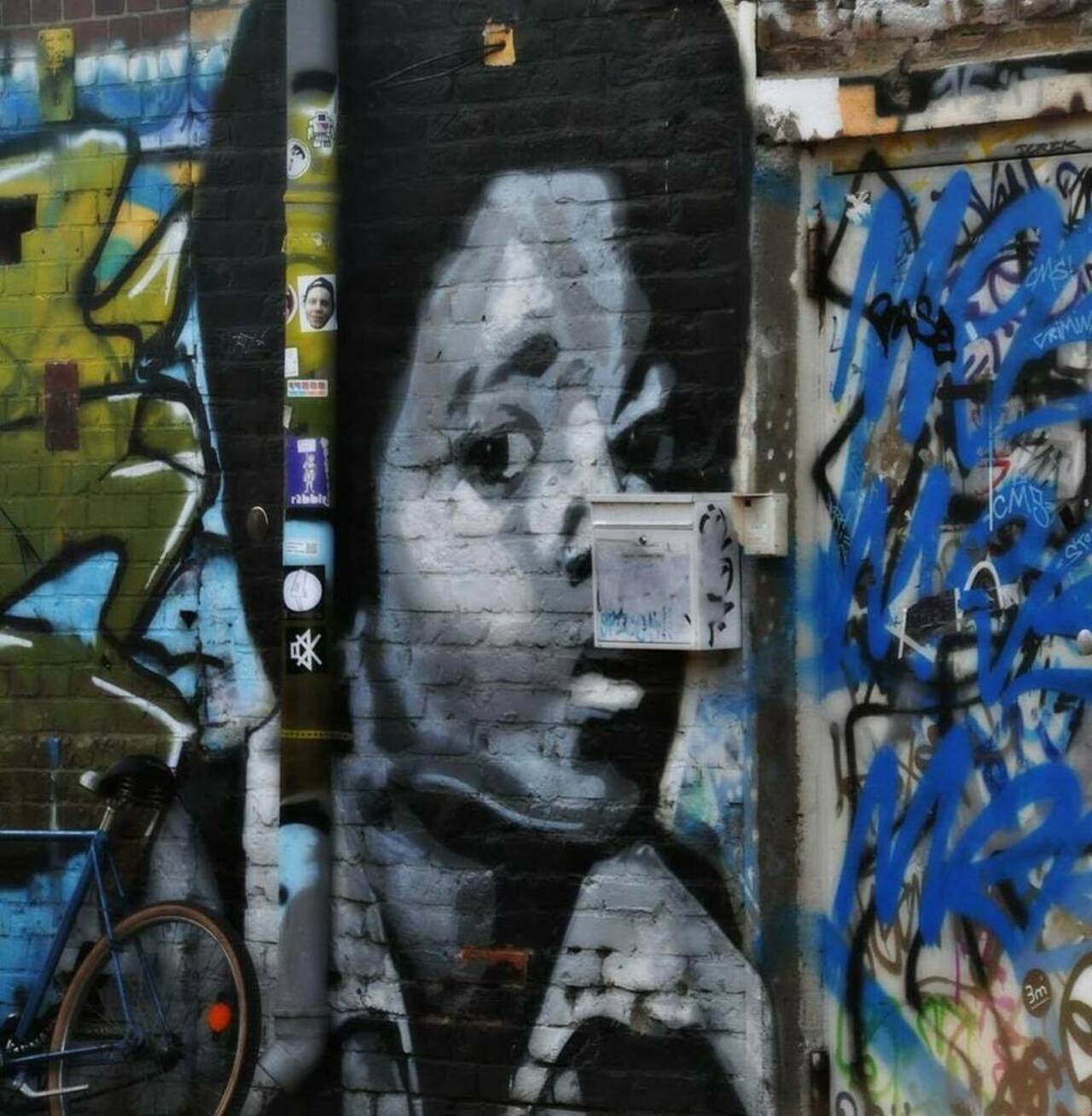 #berlin #streetart #streetartberlin #art #kunst #urbanart #urban #lifestyle #graffiti #stickers #michaeljackson #ja… http://t.co/Krpf4QDQk4