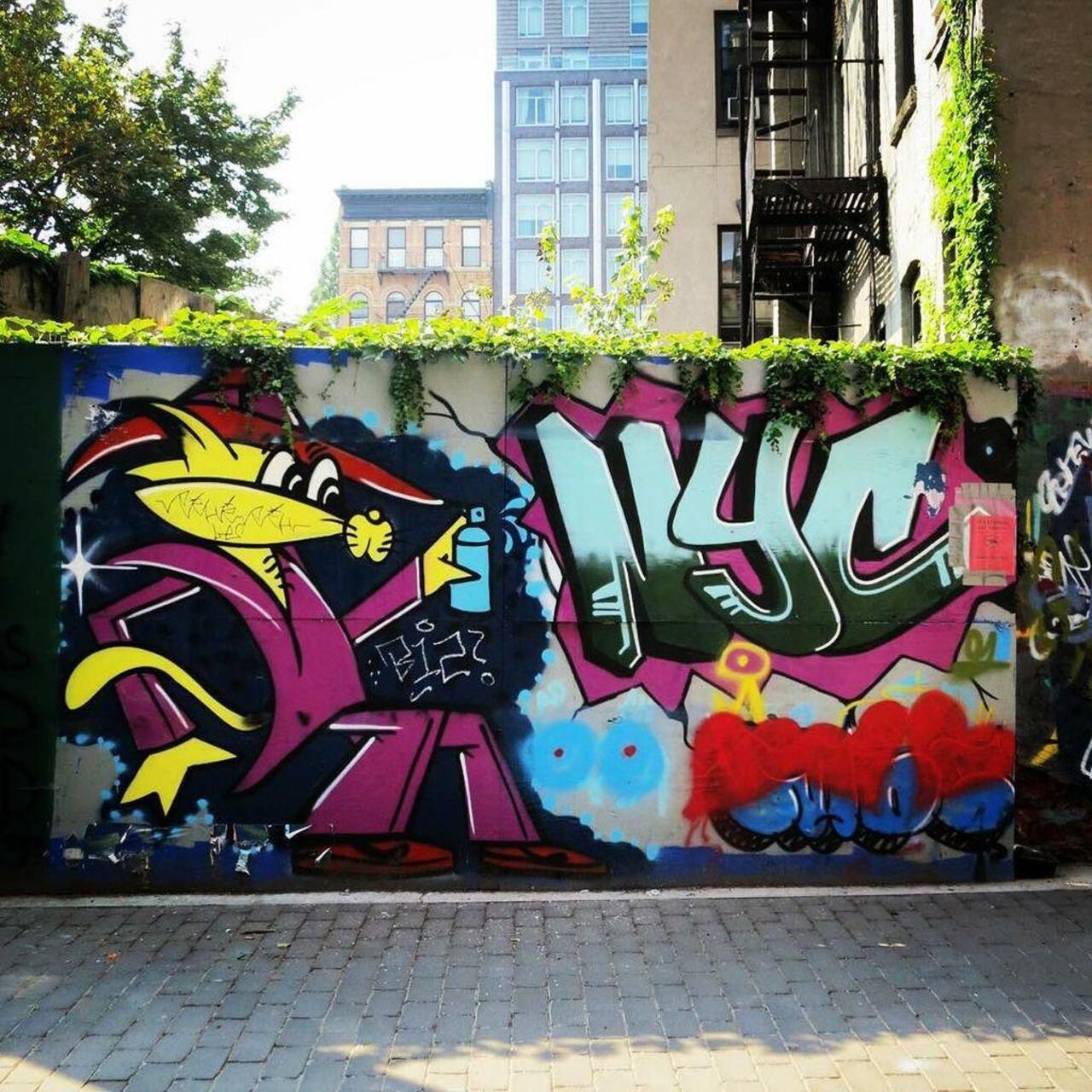 Happy Wednesday. #streetart #graffiti #murals #aerosol #nyccats #lowereastside #les #nystr… http://bit.ly/1jdlHuC http://t.co/GDdAjvNAAs