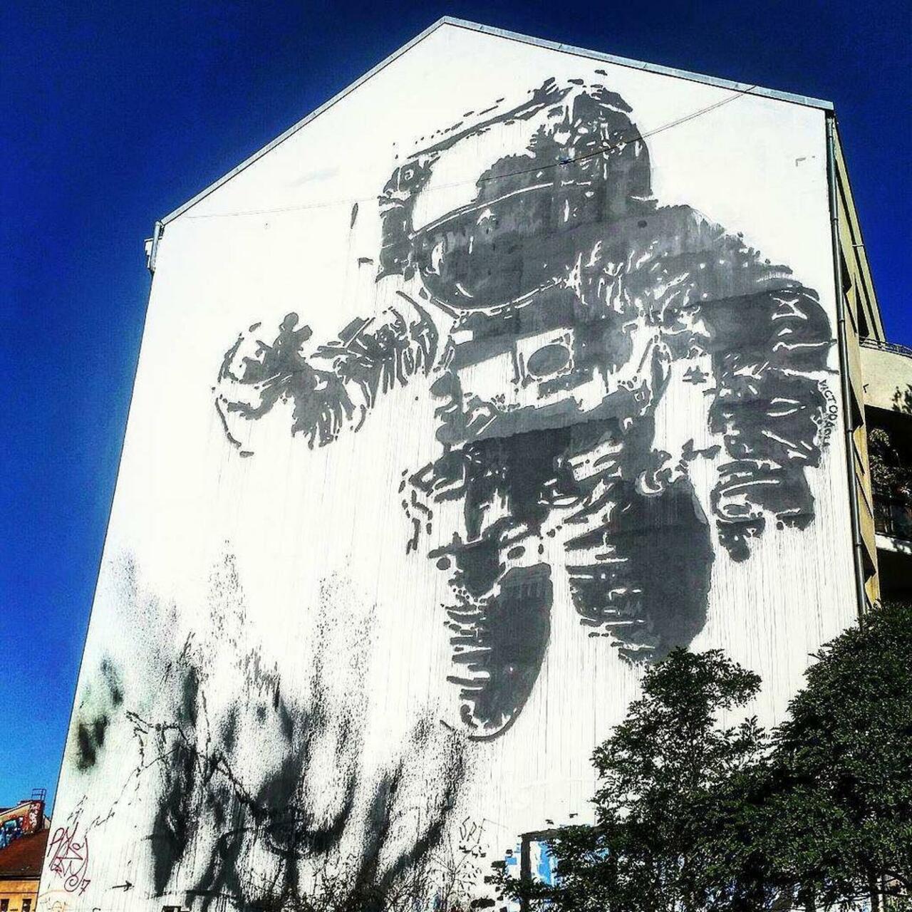 #astronaut #cosmonaut #mariannenstrasse #kreuzberg #streetarteverywhere #streetart #streetartberlin #graffiti #graf… http://t.co/d9j93vlmp3