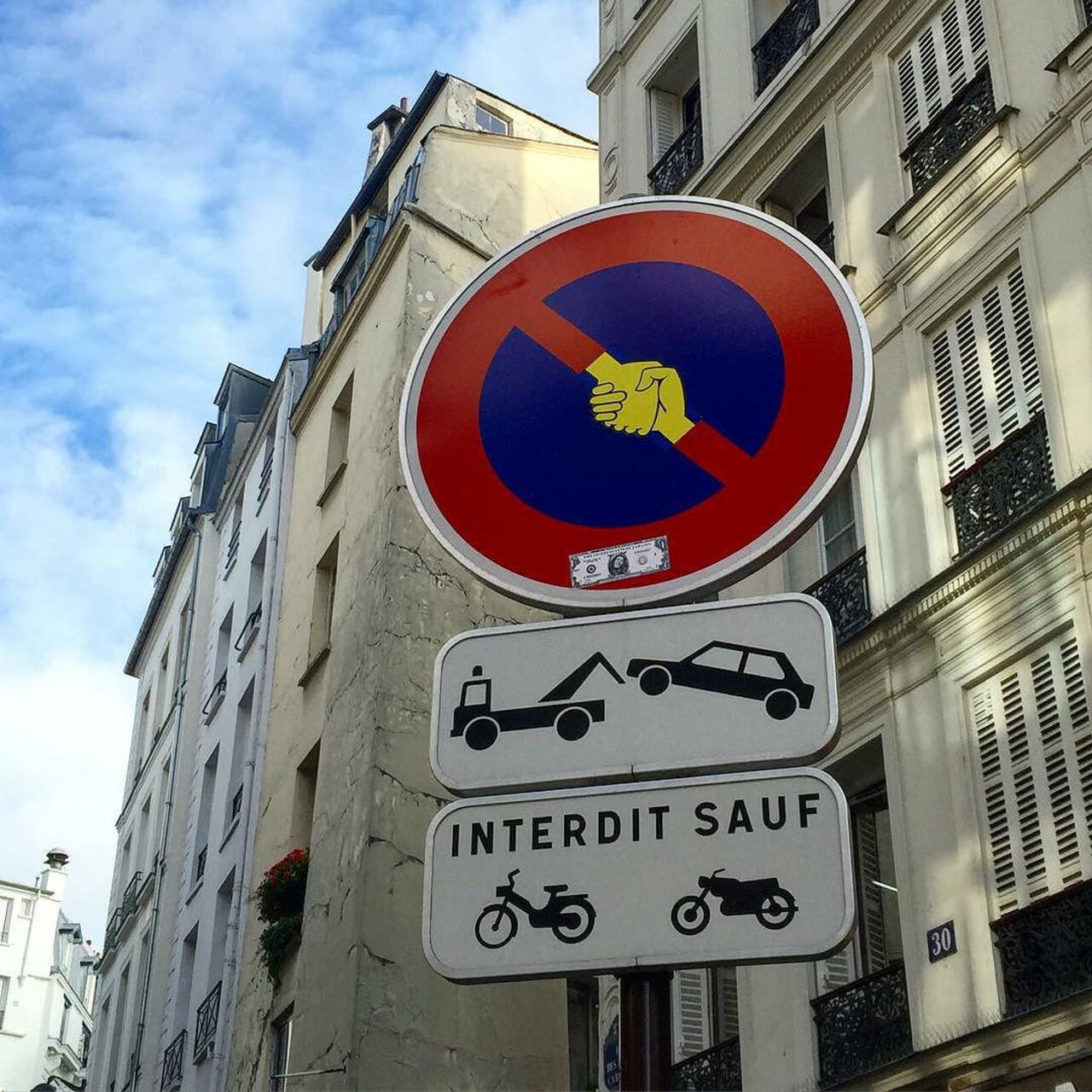 #Paris #graffiti photo by @hookedblog http://ift.tt/1KZVSan #StreetArt http://t.co/6Q84SzUG6Q