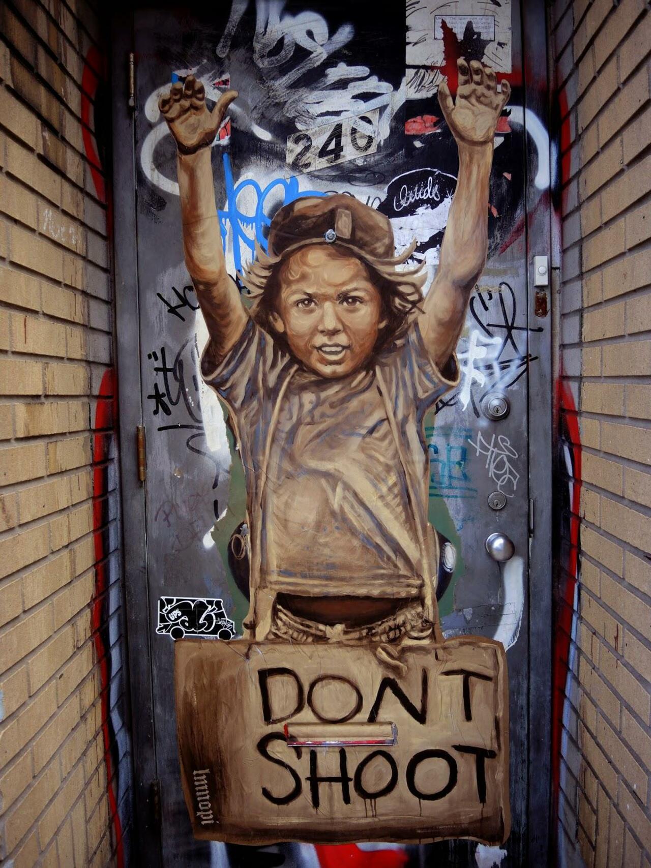 RT @Brindille_: #Streetart #urbanart #graffiti #painting "Hands Up" by Lmnopi (Brooklyn Solidarity with Ferguson) http://t.co/HbvWSV9lmY