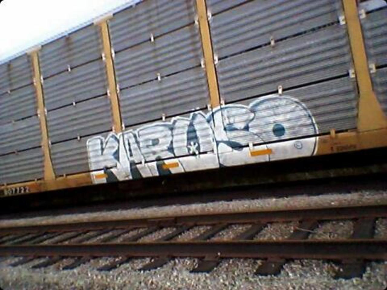 RT @OntarioGraff: Karuso throwie #ONGraff #graff #graffiti #throwie #throwup #streetart #urbanart #traingraffiti #welovebombing http://t.co/SE1bzJvQGb