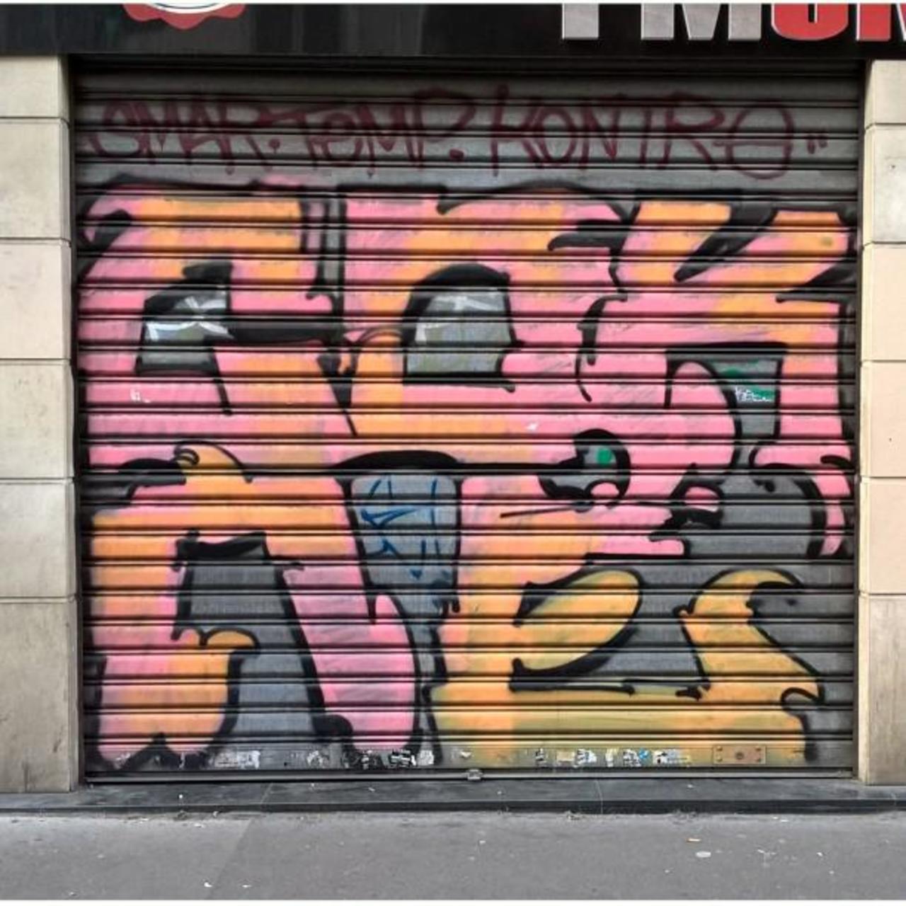 circumjacent_fr: #Paris #graffiti photo by maxdimontemarciano http://ift.tt/1jffYVf #StreetArt http://t.co/wR7mrJqK8s