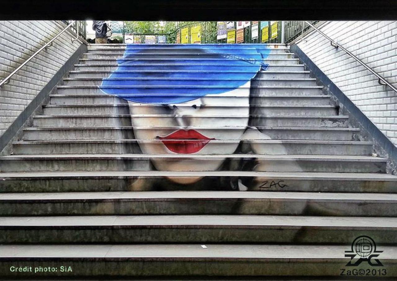 RT @Brindille_: #Streetart #urbanart #graffiti de l'artiste Zag. Cette mystérieuse jeune femme sur les marches... c'est Sia, sa muse. http://t.co/xN0XaxRllc