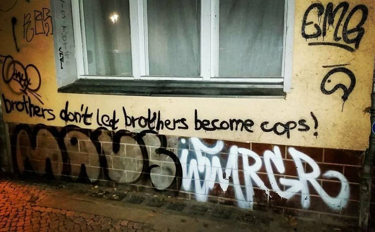 "Brothers don't let brothers become cops."
#Graffiti #instadaily #instaphoto #streetart #streetartberlin #Berlin #G… http://t.co/1OJTlOQev6